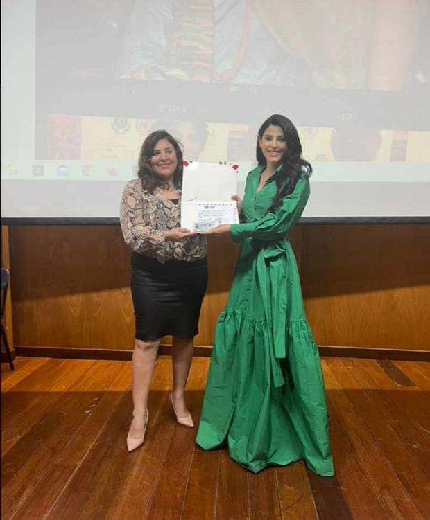 La Doctora Tania Medina recibe un reconocimiento.