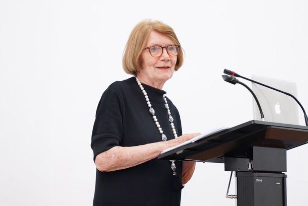 Marianne de Tolentino mientras pronunciaba la conferencia sobre la obra de Iván Tovar. 