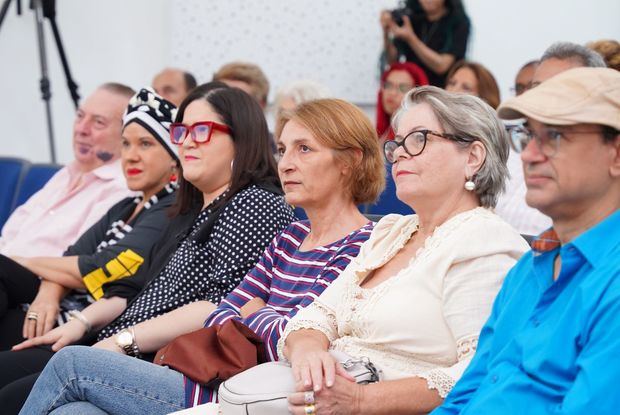 Asistentes a la conferencia de Marianne de Tolentino sobre la obra de Iván Tovar.