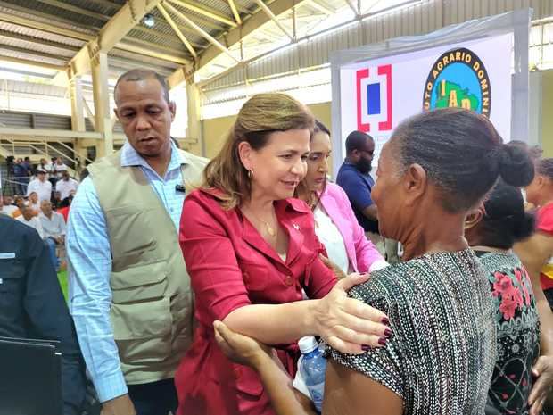 Vicepresidenta Raquel Peña destaca en Azua labor del IAD y otras instituciones en programas de titulación. 