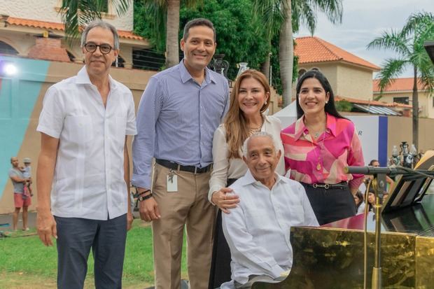 Alcaldesa del Distrito Nacional, Carolina Mejía y el maestro Rafael Solano.