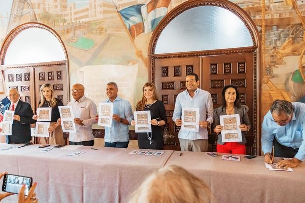 Circulación del sello postal conmemorativo a los 525 años de la ciudad Sto. Dgo.