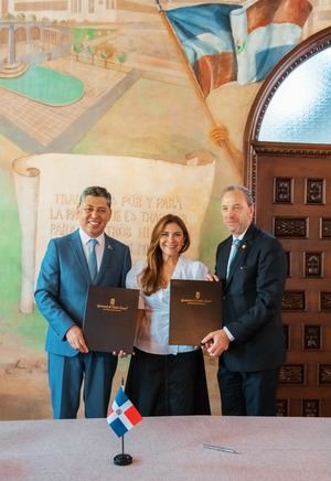 Victor Hugo del Pozo, alcalde de La Antigua, Guatemala, Carolina Mejía, alcaldesa del DN y Javier Zepeda, Embajador de Guatemala el República Dominicana.