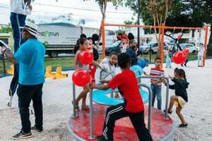 Niños disfrutan del parque.