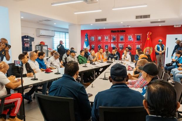 
Carolina Mejía encabeza reunión de seguimiento con comité de emergencia para coordinar acciones de asistencia.