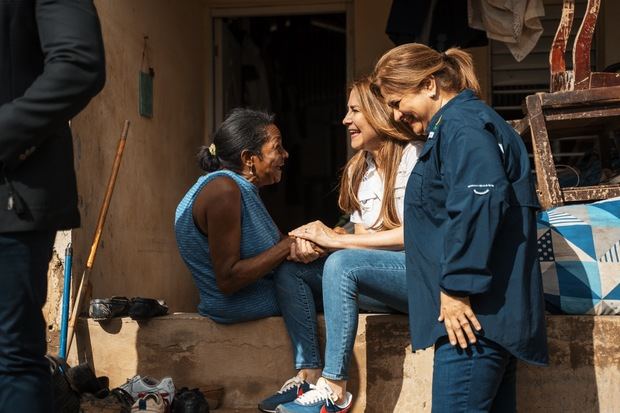 Carolina Mejía conversa con los municipes.