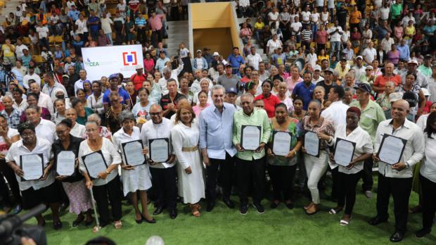 Abinader entrega títulos en San Pedro y asiste a la apertura de proyectos de energía