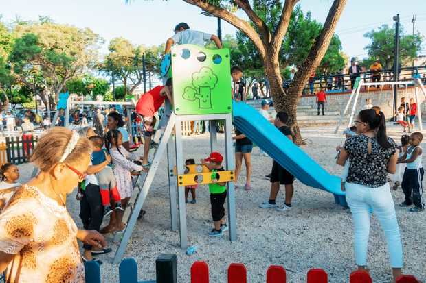 Niños disfrutan en el parque Cristo Libre.