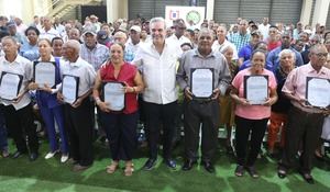 Presidente Abinader entrega 800 títulos definitivos en Azua