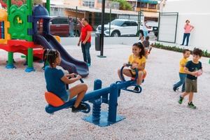 Niños disfrutan del parque.