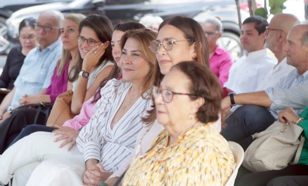 Junta de vecinos de Bella Vista reconoce a la alcaldesa Carolina Mejía por la revitalización de los espacios públicos en el sector.