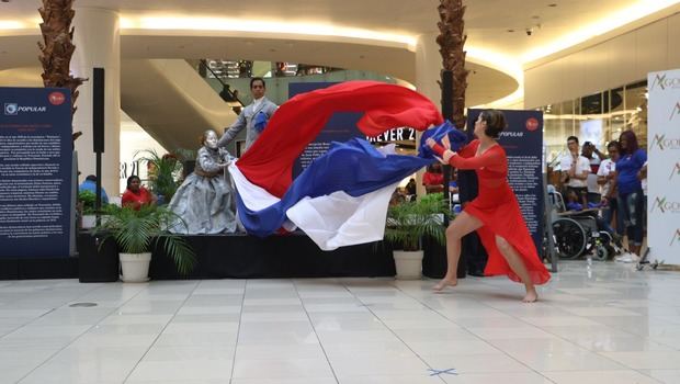 Representación de estatuas vivientes en la puesta en escena de “Tu Patria Contigo Siempre”.