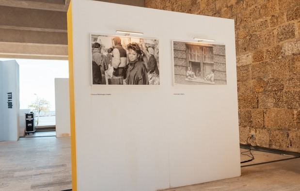 Exhibición fotográfica del libro 'Aquí y Allá'.