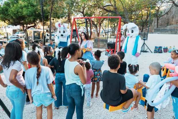 Niños disfrutan 
del parque La Paz en la avenida José Contreras.