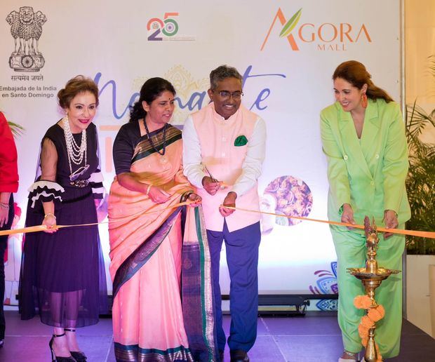 Embajadora Rosa María Nadal, encargada del departamento de Asuntos Culturales del MIREX, Pushpa Abbagani, Ramu Abbagani, embajador de la India en República Dominicana y Silvia Rosales administradora de Ágora Mall.