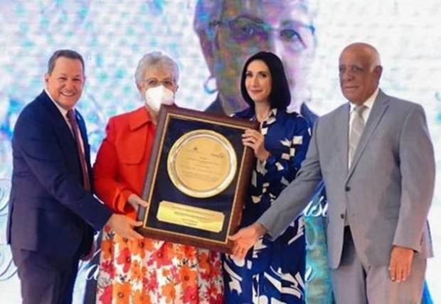  Daisy Castillo de Rondón recibe un reconocimiento de manos de la Primera Dama , Raquel Arbaje de Abinader.