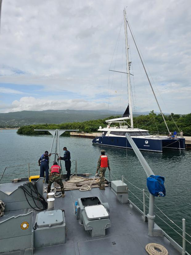 Armada de República Dominicana rescata a cuatro extranjeros a bordo de un velero en alta Mar