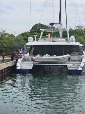 La Armada rescata a tres estadounidenses que estaban a la deriva en un catamarán.