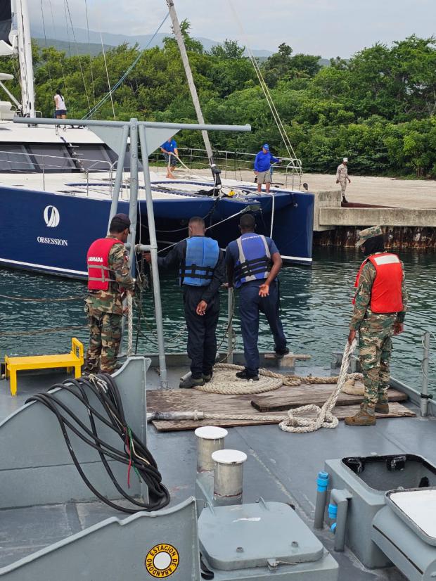 Armada de República Dominicana rescata a cuatro extranjeros a bordo de un velero en alta Mar
