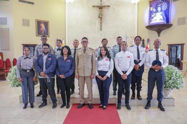 El director ejecutivo del 911, coronel piloto, Randolfo Rijo Gómez, ERD, junto a representantes de las instituciones de respuesta en la misa de acción de gracias por el décimo aniversario de la entidad.