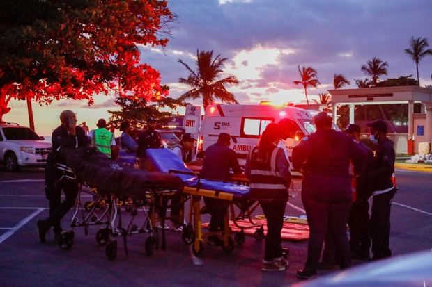 Personal de salud en asistiendo una emergencia. 