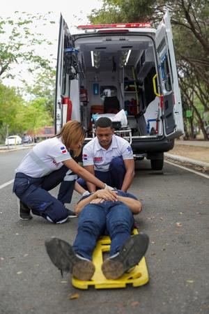 Personal de salud en asistiendo una emergencia. 