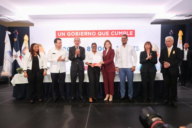Gobierno dominicano entrega becas nacionales a miles de jóvenes meritorios