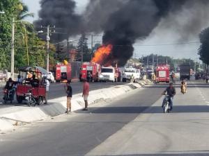 La explosión de un camión de gas en la autopista Duarte involucra a varios vehículos