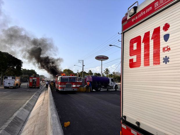 La explosión de un camión de gas en la autopista Duarte involucra a varios vehículos