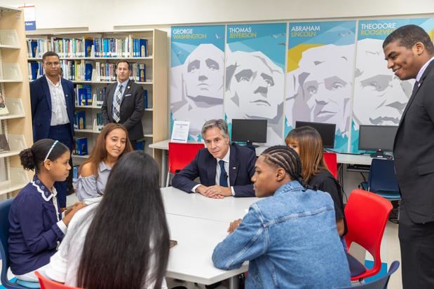 Antony Blinken, se reúne con estudiantes del Programa de Inglés de Inmersión .