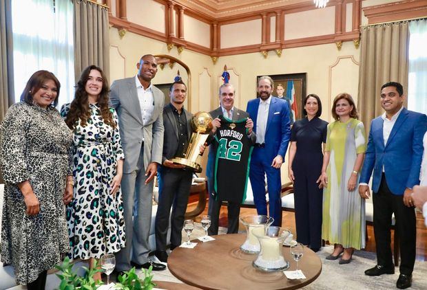 El baloncestista llegó al Palacio Nacional junto con su familia y el trofeo de la NBA obtenido en la pasada temporada por los Celtics, denominado Larry O´Brien.