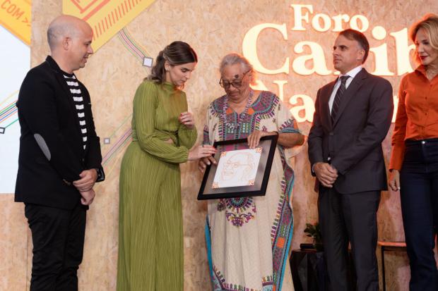 Dagoberto Tejeda recibe homenaje por trayectoria cultural en Cuarta Edición de Foro Caribe Naranja