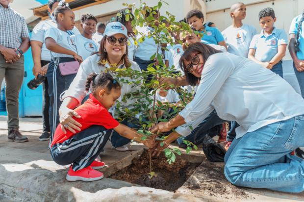 Alcaldía del DN inicia el Plan de Arbolado Urbano junto a estudiantes en la calle 42 de Capotillo