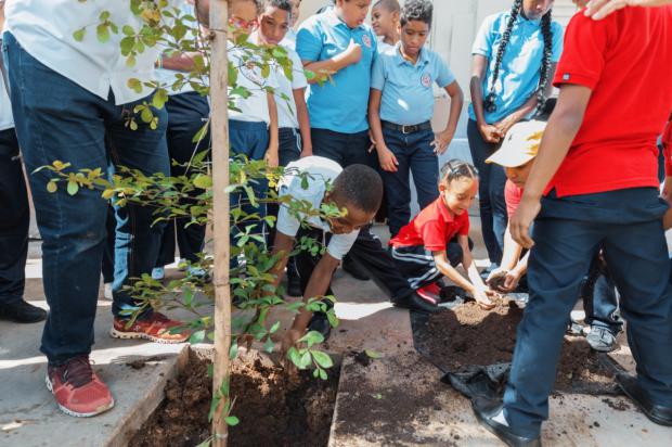 Alcaldía del DN inicia el Plan de Arbolado Urbano junto a estudiantes en la calle 42 de Capotillo