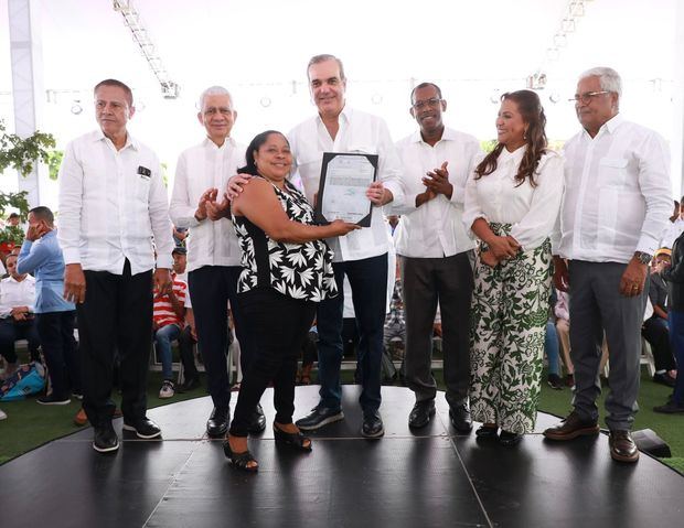  Luis Abinader entregó 752 títulos de propiedad, beneficiando a más de 3,000 personas.