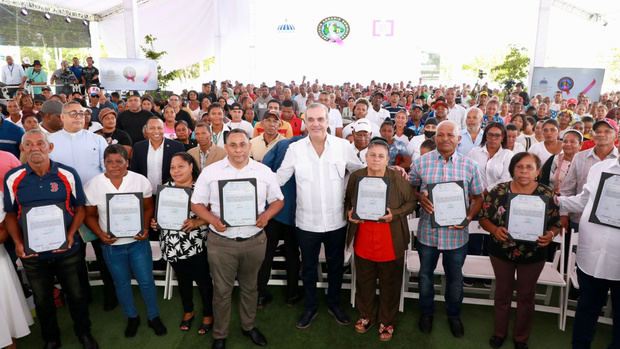 Abinader dijo: 'Este proyecto de titulación es parte de un compromiso mucho mayor, que personalmente tengo y que tiene el Gobierno y que hemos asumido con responsabilidad y convicción'. 
