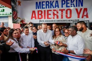 El alcalde Ulises Rodríguez inaugura el Merka Pekín con 145 nuevos módulos en Santiago