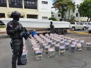 Detenidos 7 hombres que transportaban 463 paquetes de cocaí­na en dos lanchas