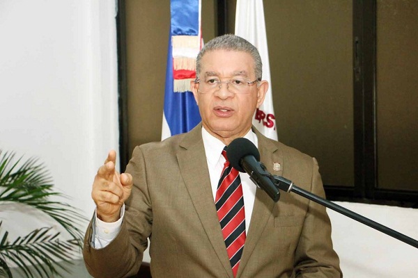 El magistrado Wilson Gómez Ramírez expone en la conferencia en la UNEV en Santiago.