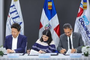 Won Choi, Biviana Riveiro Disla y Omar Méndez en la firma del acuerdo.