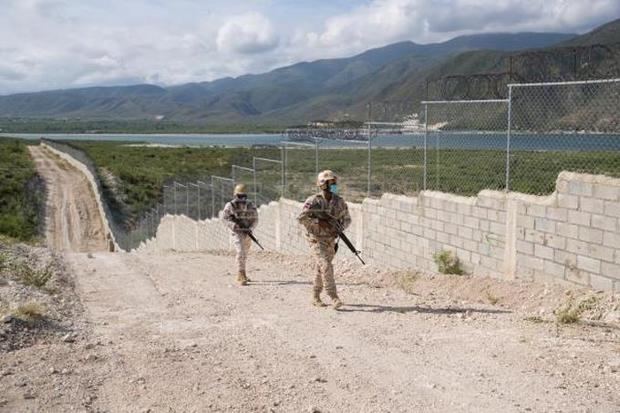 Muro en la frontera con Haití.