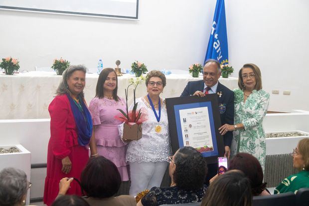 Ysabel Reyes, Marilis Perez, Angela Tejada de Rodríguez, Ruben Goico y Olga Acosta.