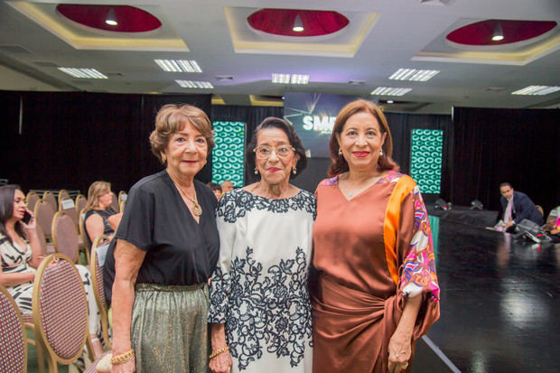 Yanira de Cabrera, Olga Cruz y Arelis de Estrella.