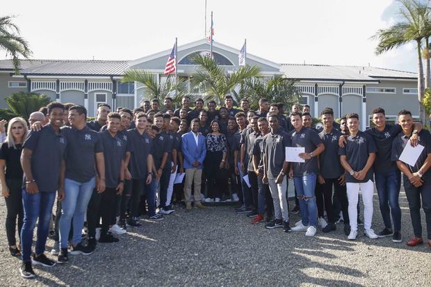 La vicepresidenta de la República, doctora Margarita Cedeño, junto a parte  de los prospectos de la Academia de Béisbol New York Yankees en el país. Algunos ya han obtenido el certificado de participación en  ciclos de Alfabetización Digital dados por Centros Tecnológicos Comunitarios, CTC.