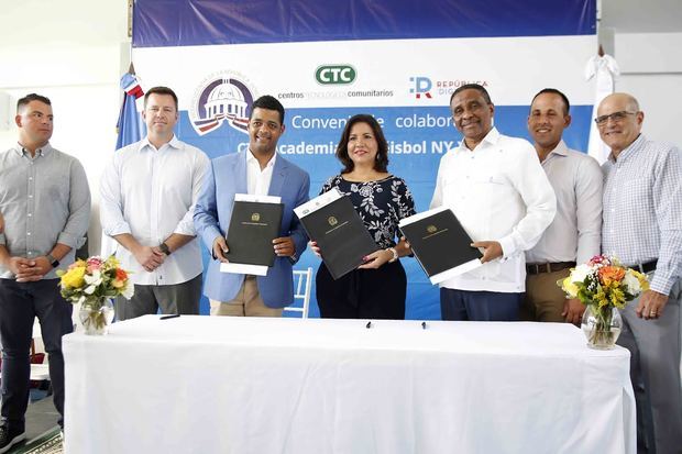 Gracias a la firma de este acuerdo por parte de la vicepresidenta de la República, doctora Margarita Cedeño; Claudio Doñé, director de Centros Tecnológicos Comunitarios (CTC); y Joel Lithgow Camejo, director de la Academia de Béisbol New York Yankees en el país, se realizaran períodos de capacitación a los prospectos en programación, desarrollar proyectos en los CTC Makerspaces (centros donde se aprende haciendo).