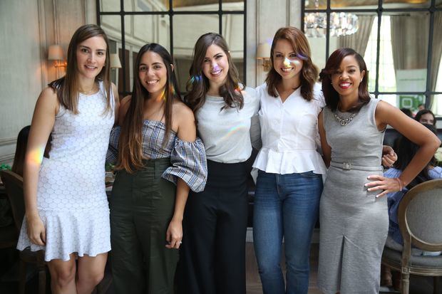 Yolanda Linares, Yazmin Yeara, Bettina Victoria, Lorena Pierre y Marili Herrera.