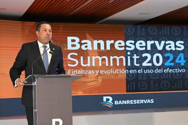 Ysidro García, subadministrador de Negocios de Banreservas, encabezó la
“Banreservas Summit. Finanzas y Evolución en el uso del Efectivo”.