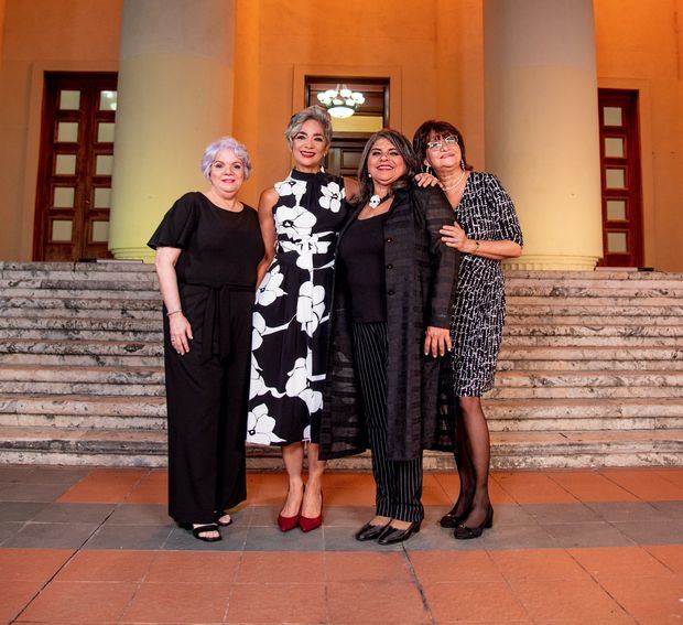 Yvelisse Prats, Marìa Elena Núñez, Consuelo Prats y María. 