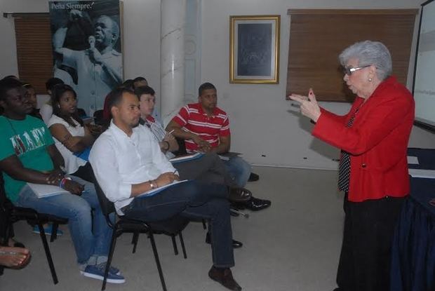 La profesora Yvelisse Prats-Ramírez de Pérez, directora académica de la entidad.