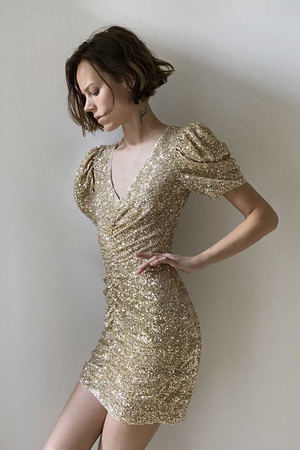 Mini vestido drapeado de lentejuelas doradas de Zara